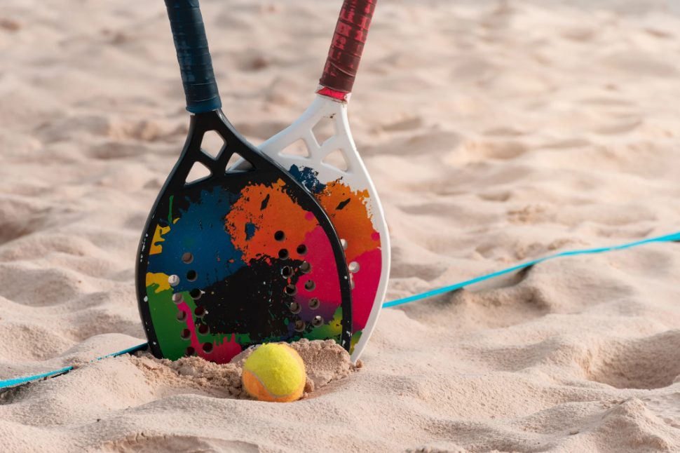 BOLAS RÁPIDAS E NO CORPO NO BEACH TENNIS: COMO FAZER?